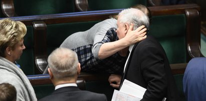 Czułe uściski Pawłowicz i Kaczyńskiego