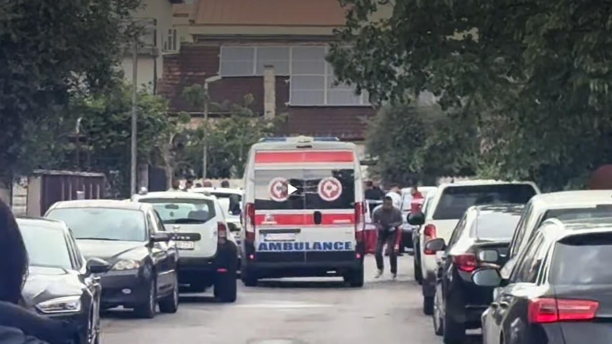 Prvi snimci sa mesta užasa u Podgorici: Mladić izbo trojicu muškaraca (video)