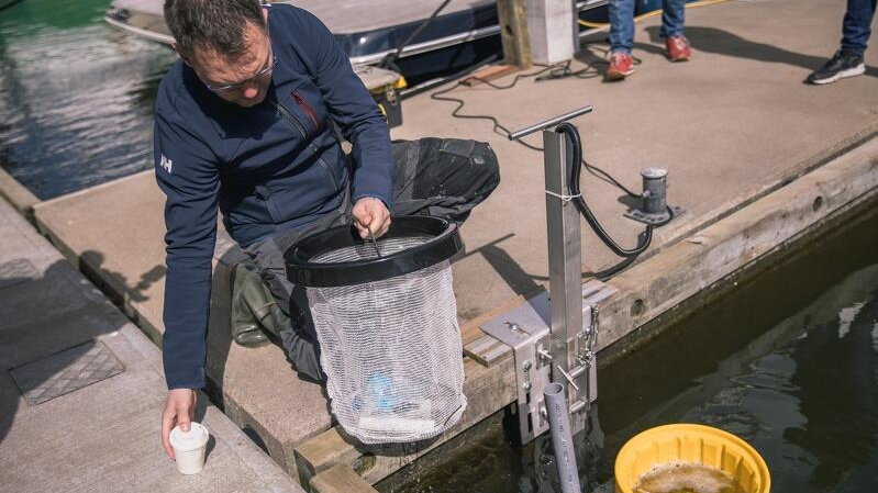 Gdańsk, ul. Szafarnia. Seabin, czyli morski kosz na śmieci. Fundacja Mare przekazuje urządzenie GOS