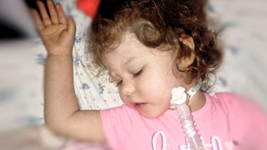 "Kiedy śpi przychodzi śmierć – przy życiu trzyma ją respirator". Rodzice błagają o pomoc