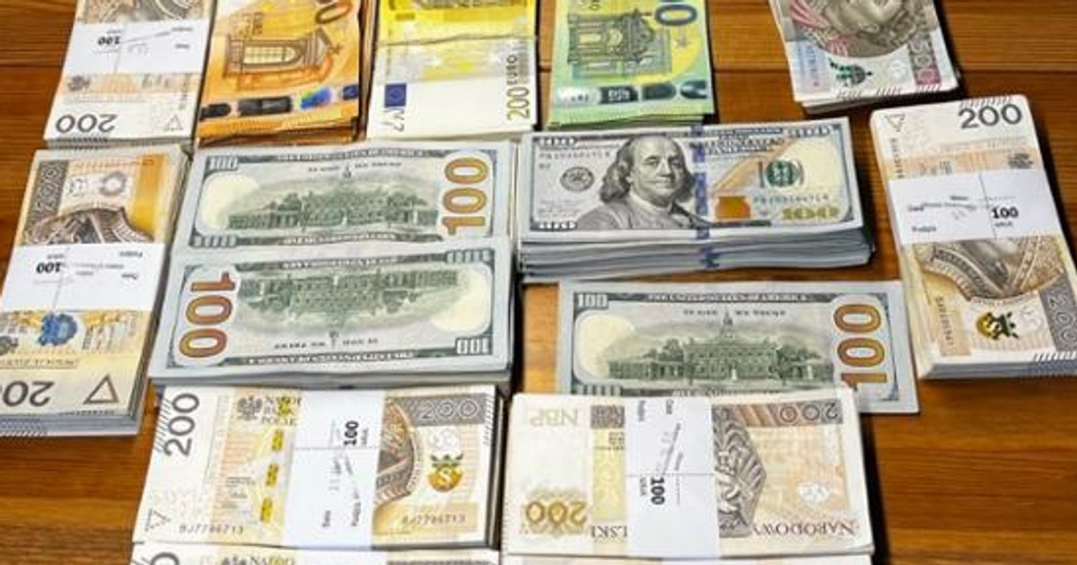 税務署は付加価値税詐欺グループを摘発した。 彼女は銀の延べ棒を見つけた