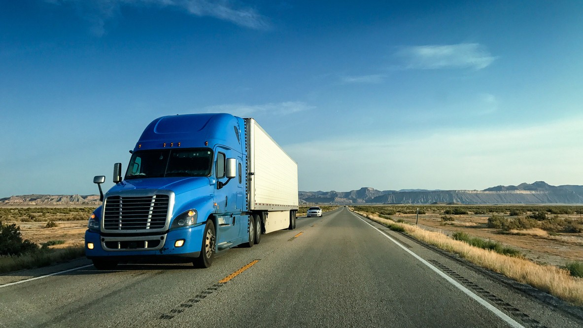 Americké kamióny majú dlhý nos s motorom vpredu a priestranné kabíny na bývanie. Vodiči v nich trávia aj 300 nocí ročne a potrebujú maximálny komfort.