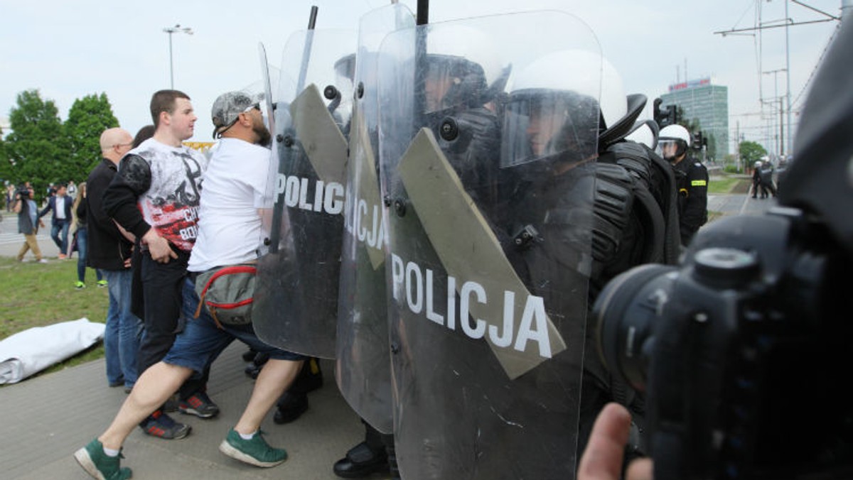 Prokuratorzy umorzyli śledztwo ws. działań policji na zeszłorocznym Marszu Równości. Funkcjonariusze musieli użyć siły wobec kilku osób, w tym uczestniczącej w kontrmanifestacji córki radnej Prawa i Sprawiedliwości. W rozmowie z nami polityk PiS nie zostawia suchej nitki na dzisiejszej decyzji prokuratury.