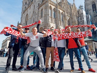 W miarę jak polscy futboliści grają coraz lepiej, także polscy kibice coraz chętniej jeżdża za nimi na mecze. Na zdjęciu miłośnicy naszej kadry na wiedeńskim Stephansplatz. 