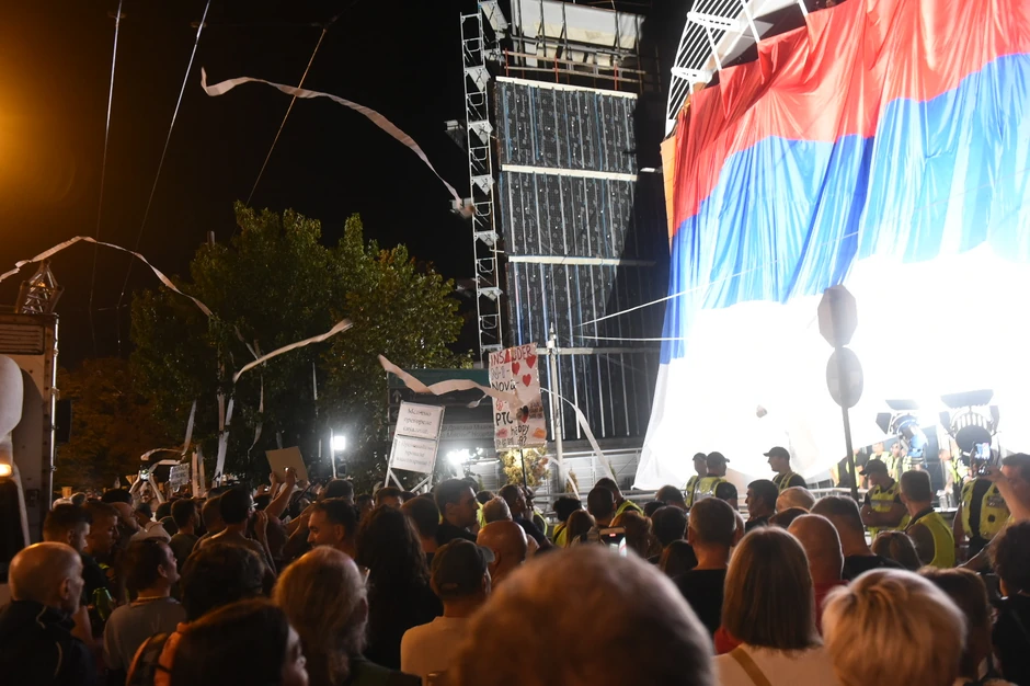 Na TV Pink je bačeno i nekoliko jaja