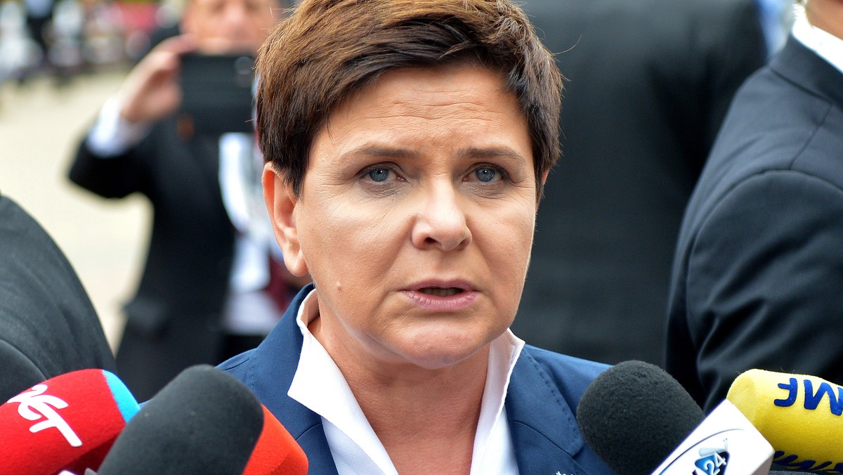 Przy tak ważnych zmianach, jak ustawy o KRS i SN, konsultacje z ministrem sprawiedliwości są potrzebne - powiedziała w środę premier Beata Szydło. Odniosła się w ten sposób do prac nad prezydenckimi projektami, które toczą się obecnie w jego kancelarii. O prezydenckie projekty ustaw dotyczące Krajowej Rady Sądownictwa i Sądu Najwyższego pytano premier na briefingu w Krynicy.