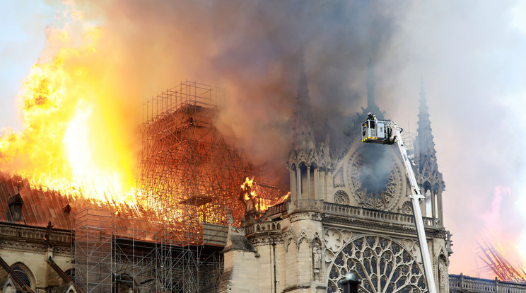 A Notre-Dame székesegy-ház tető-szerkezete hétfőn kapott lángra /Fotó: Getty Images