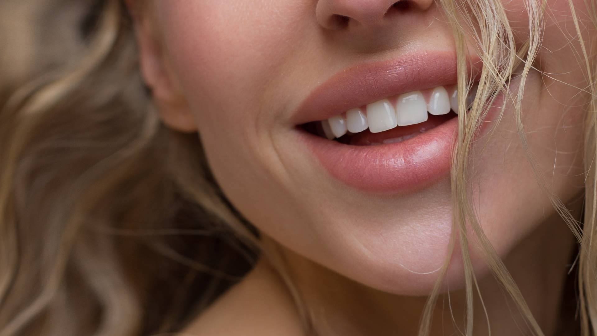 Jak optycznie powiększyć usta? Domowe sposoby i makijażowe triki, które naprawdę działają