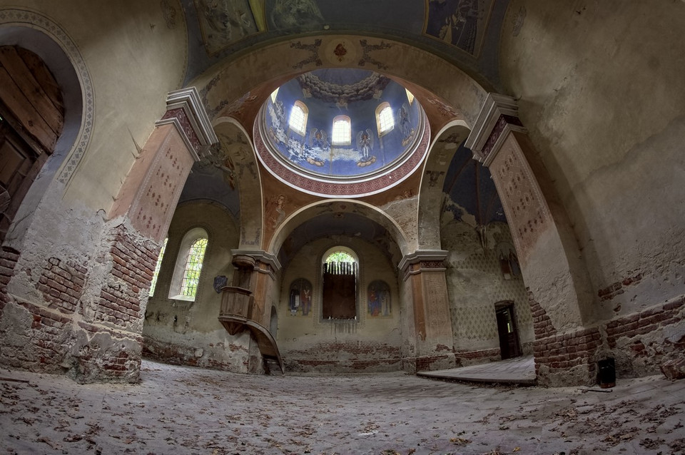 Opuszczona cerkiew greckokatolicka Opieki Matki Bożej w Starych Oleszycach