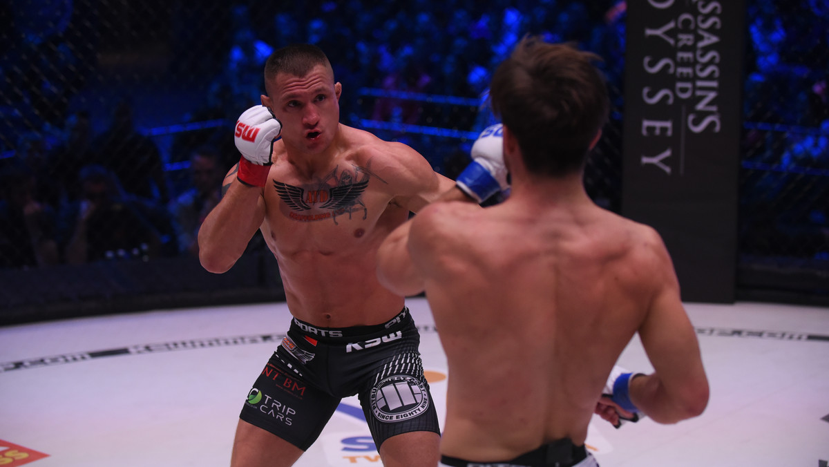 Gala KSW 45 w Londynie rozpoczęła się od zwycięstwa reprezentanta Polski. Leszek Krakowski pokonał Alfie Davisa po niejednogłośnej decyzji sędziów. To był bardzo wyrównany pojedynek, w którym zawodnicy prezentowali zupełnie inne style walki. Leszek Krakowski szukał okazji do sprowadzeń i starał się nacierać, z kolei Alfie Davis znacznie lepiej czuł dystans, był szybszy i zanotował więcej celnych ciosów. Ostatecznie dwóch sędziów bardziej doceniło postawę Polaka i to on ma na koncie kolejny triumf w KSW.