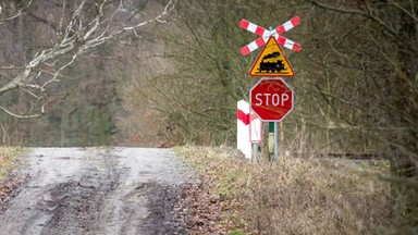 Wypadek na przejeździe kolejowym. Nie żyje kobieta i dwójka dzieci