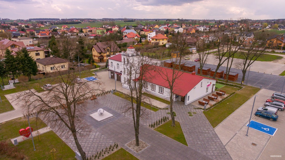 <strong>Okolice Lublina w ciągu kilkunastu ostatnich lat zmieniają się nie do poznania. Powstają nowe domy, stare są gruntownie remontowane. Wzrasta bezpieczeństwo na drogach regionalnych i lokalnych, powstają nowe sieci przesiadkowe, budowane jest nowoczesne oświetlenie dróg dojazdowych. Mieszkańcy powiatu lubelskiego doczekali się także sieci nowoczesnych i komfortowych budynków użyteczności publicznej: bibliotek, klubów seniora, świetlic wiejskich i sal spotkań.</strong>