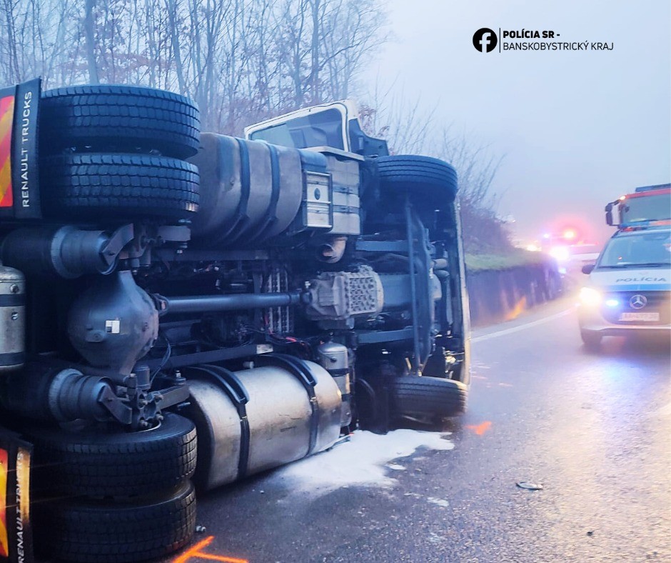 Na ceste I/16 pri Pincinej sa zrazil kamión s osobným autom.
