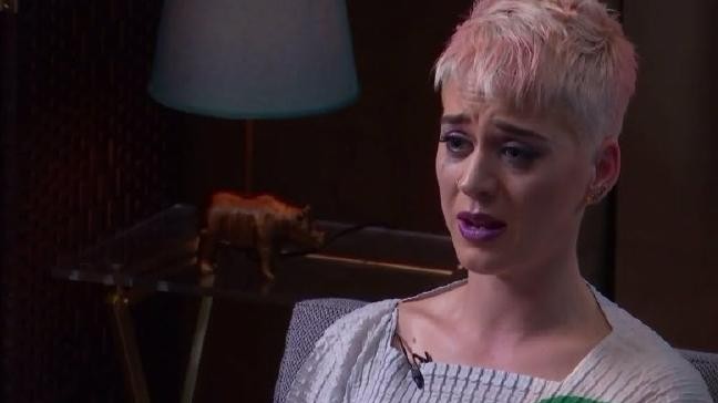 Katy Perry többször is a könnyeivel küszködött a beszélgetés alatt /Fotó: Youtube