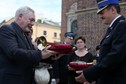 Jacek Majchrowski wręcza hejnalistom nowe trąbki/ Fot. PAP