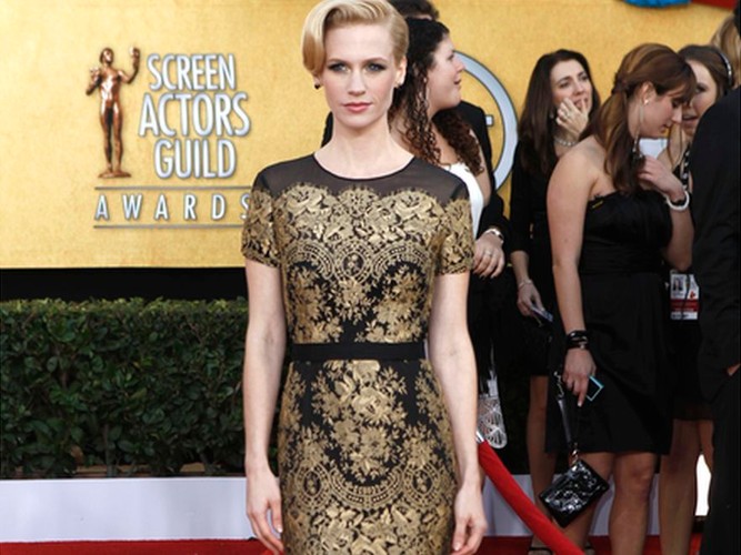 Fason i zdobienia sukni utrzymane są w starym stylu, co podkreśliła fryzura aktorki.