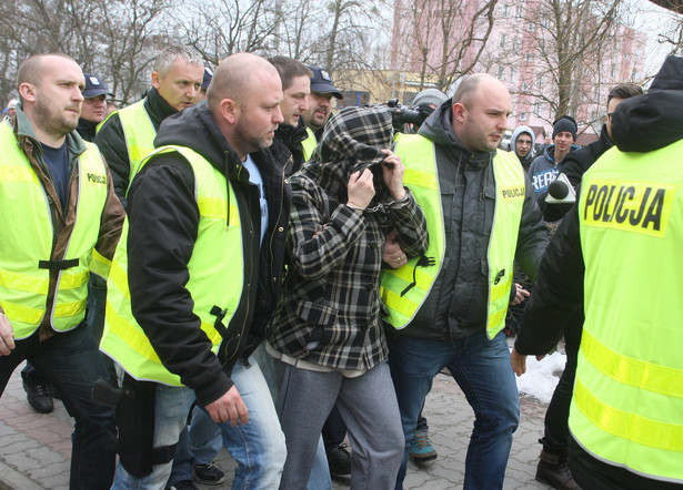 Lucyna D. w otoczeniu policjantów