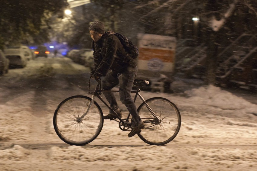 Mladić vozi bicikl po snegu u Džerzi Sitiju