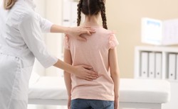 Garbią się, źle stawiają nogi. Wady postawy u dzieci – skąd się to bierze?