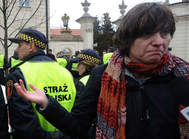 Strażnicy miejscy bronią warszawskich kolegów