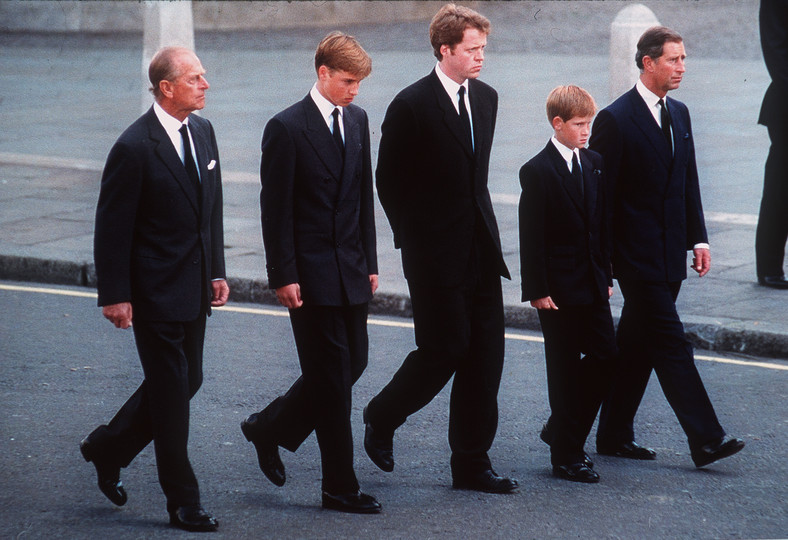Książę Filip z wnukami, synem i bratem księżnej Diany w dniu je pogrzebu (1997 r.)