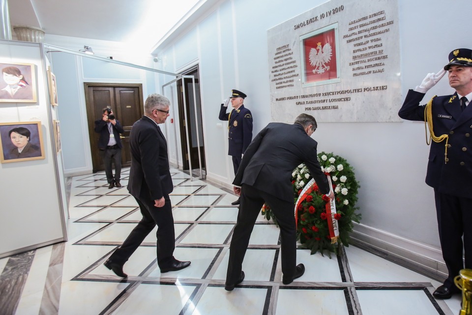  Marszałek Sejmu Marek Kuchciński i marszałek Senatu Stanisław Karczewski złożyli wieńce przed tablicą upamiętniają posłów i senatorów, którzy zginęli w katastrofie smoleńskiej 10 kwietnia 2010 roku