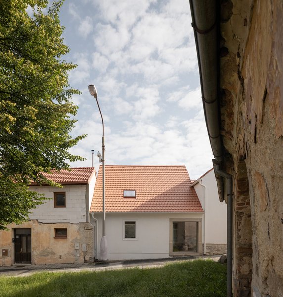 Przebudowa starej chaty. Architekci zmienili ją w nowoczesny dom