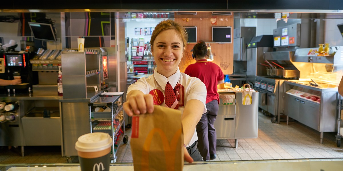 Nie tylko pieniądze. McDonald's sprawdził, czego młodzi oczekują od pracy w gastronomii