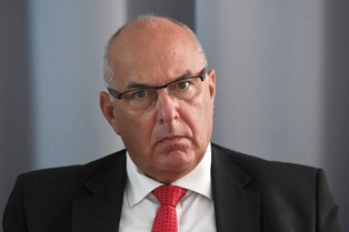 Minister finansów ze średnim wykształceniem