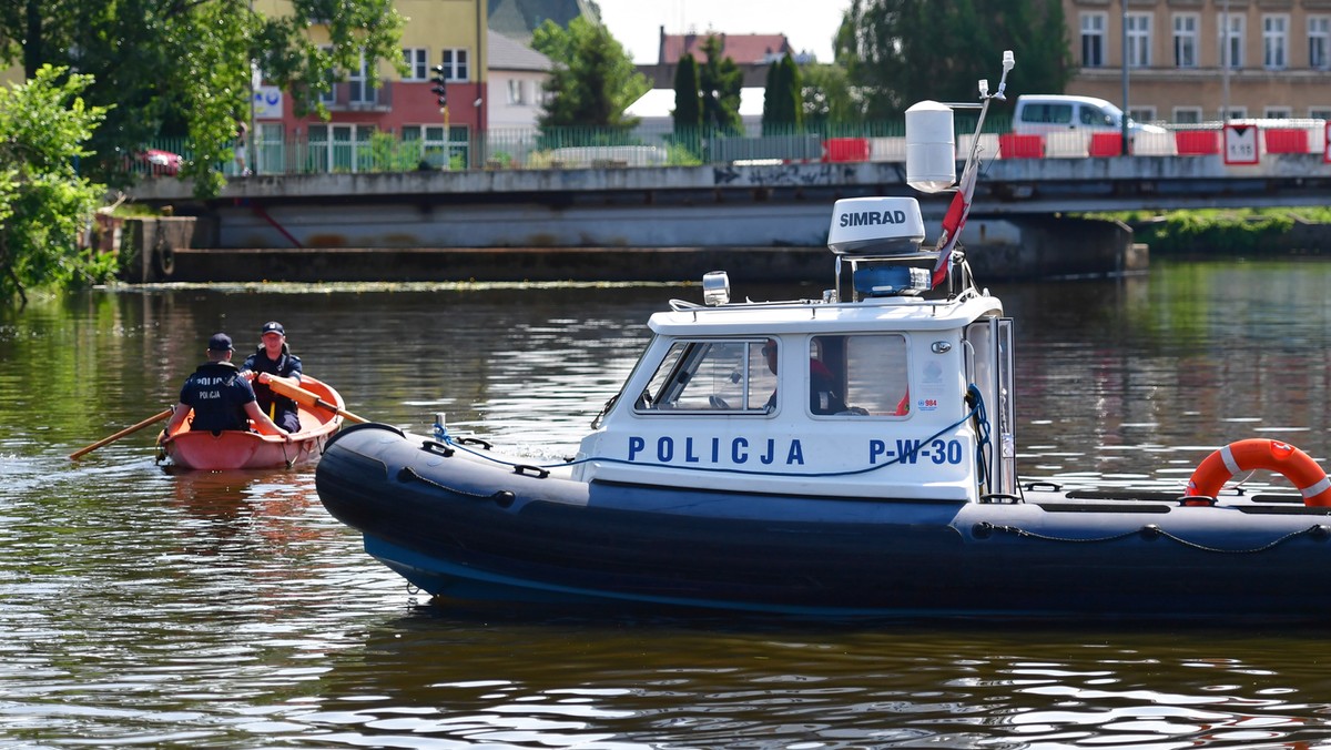 Zestawy zawierające rzutkę i automatyczną kamizelkę ratunkową otrzymali szczecińscy policjanci z oddziału prewencji. Funkcjonariusze, w ramach kolejnej edycji projektu "Bezpiecznie nad morzem", szkolą się też z udzielania pomocy na wodzie.