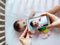 Do przemyślenia. Eksperci wyjaśniają, jak pokazywanie zdjęć dziecka w Sieci może mu zaszkodzić
