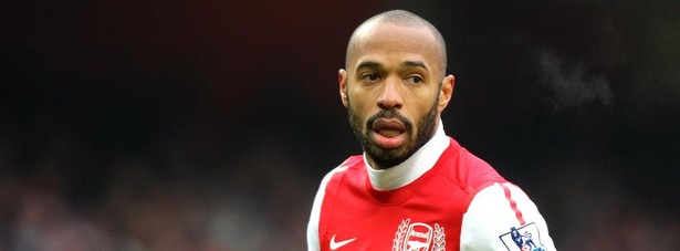 10. Francuz Thierry Henry - jego majątek jest szacowany na 57 mln euro Miliony zarobił nie tylko na boisku, ale także podpisując lukratywne kontrakty reklamowe. Jest ko­ja­rzo­ny z ta­ki­mi mar­ka­mi jak Nike, Gil­let­te czy Puma. Posiada też między innymi wartą 6,8 mln euro po­sia­dłość w Lon­dy­nie oraz luk­su­so­wy apar­ta­ment w Nowym Jorku wart 11,1 mln euro.