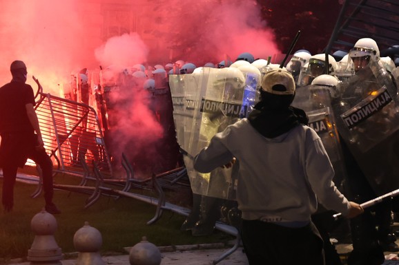 ZAŠTO SU UČESNICI STUDENTSKOG PROTESTA PRIBEGLI NASILJU? Svet umesto poruka govornika obišle scene nasilja i napada na policiju