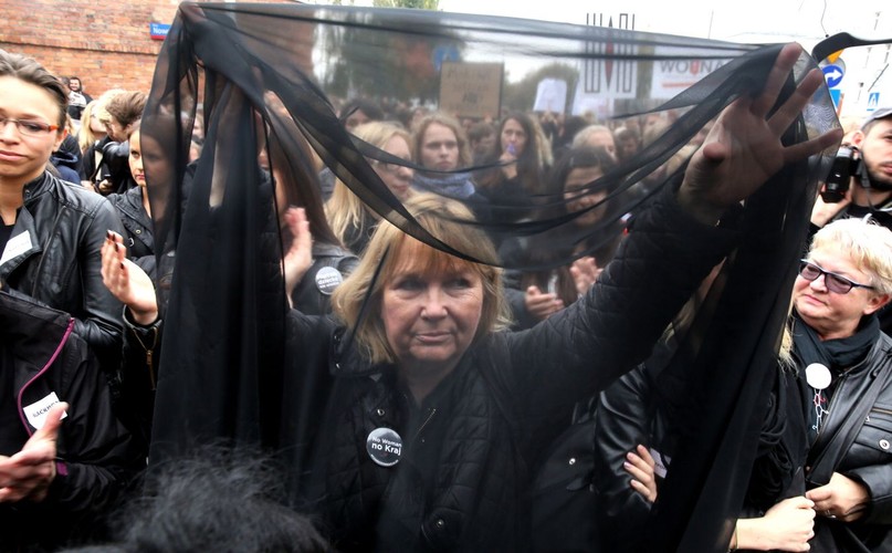 Czarny protest przed siedzibą PiS