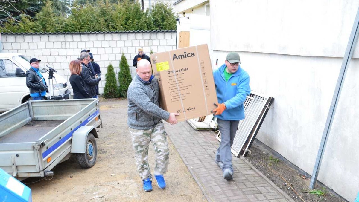 Po tym, jak w pożarze stracili swój cały dobytek, małżeństwu z Mosiny postanowił pomóc starosta poznański Jan Grabkowski. Zaczęło się od rozmowy z szefem firmy Amica na jednym z meczów Lecha Poznań, a skończyło na łzach wzruszenia. Do pogorzelców trafiło pełne wyposażenie do kuchni. Dzięki temu święta wielkanocne będą mogli zorganizować już w swoim odbudowanym domu.