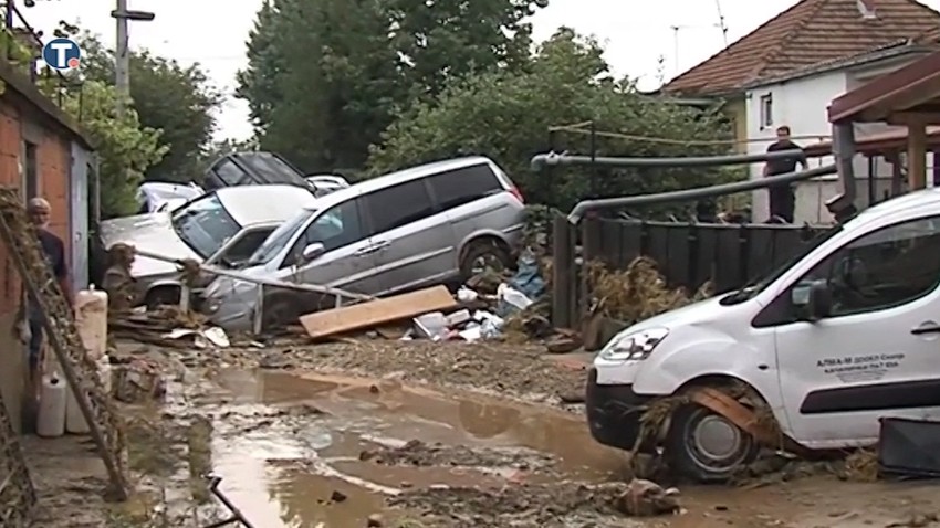U poplavama najmanje 21 osoba je poginula, a na desetine je povređeno