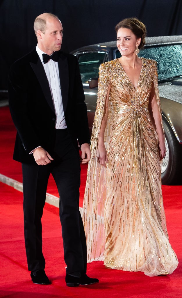 Ez az arany Jenny Packham-ruha teli találat volt! Katalin valósággal beragyogta a vörös szőnyeget a 007 Nincs idő meghalni című film londoni premierjén. 