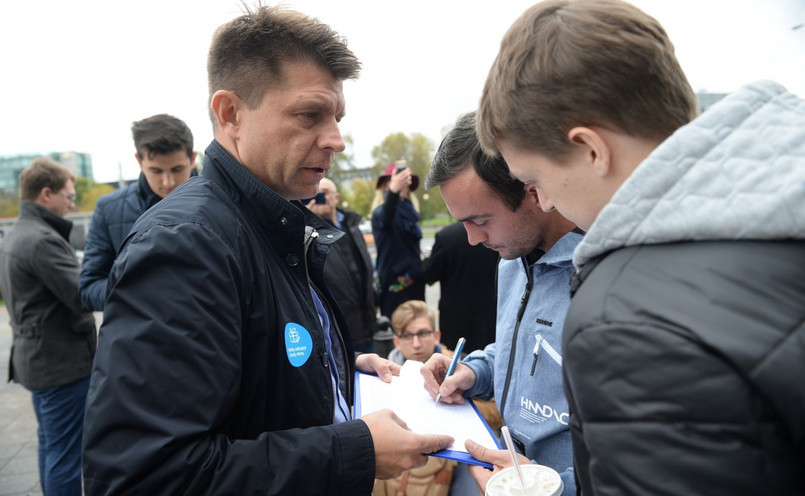 To Ryszard Petru - jak mówił Szłapka w poniedziałek w Polsat News - "jest głównym twórcą Nowoczesnej i to jemu się udało zebrać tych wszystkich ludzi, którzy przyszli na Torwar dwa i pół roku temu