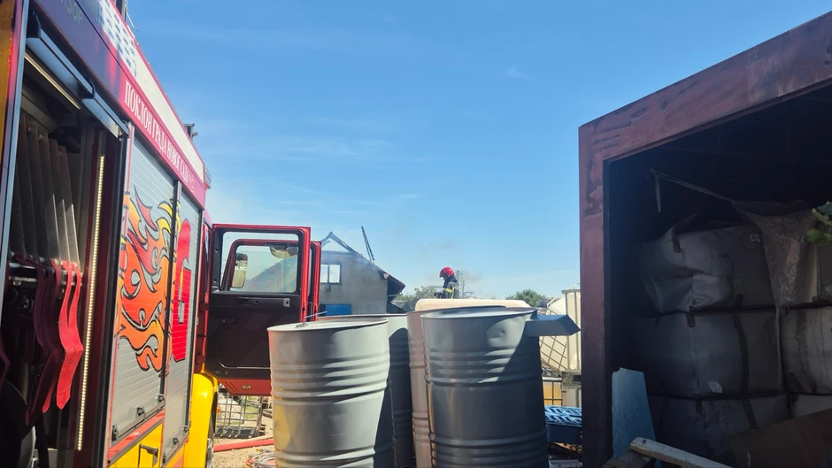 burad i kontejneri u neposrednoj blizini požara