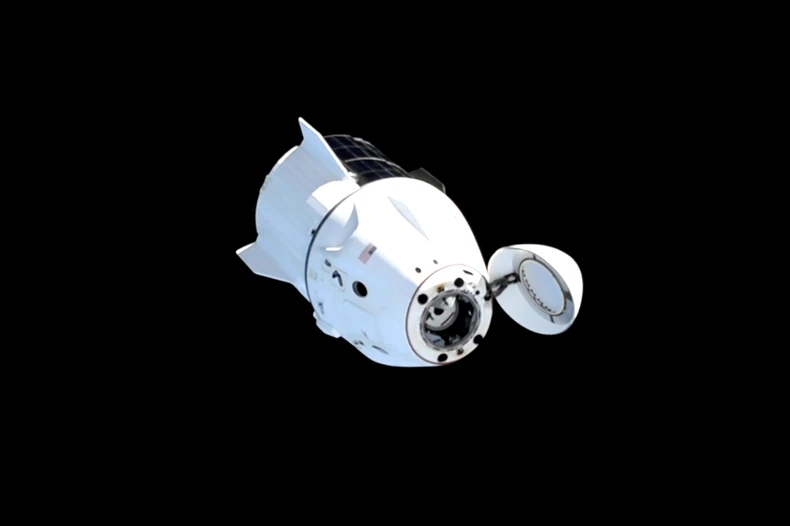 Kapsula SpejsX-a sa Suni Vilijams, Bučom Vilmorom, Nikom Hejgom i Aleksandrom Gorbunovim nakon odvajanja od Međunarodne svemirske stanice 18. marta