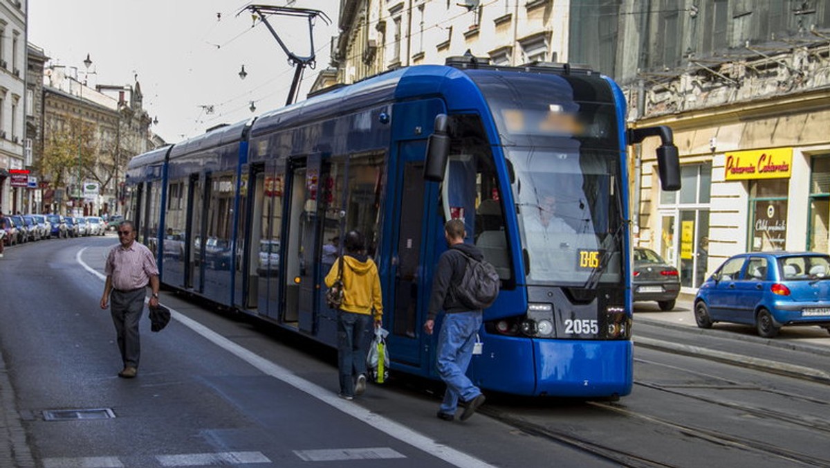 Najprawdopodobniej od października uczniowie krakowskich gimnazjów będą mogli podróżować bezpłatnie autobusami i tramwajami. Projekt uchwały, po konsultacji z radnymi PiS, przygotował prezydent Jacek Majchrowski. Jutro na sesji radni mają głosować nad projektem.