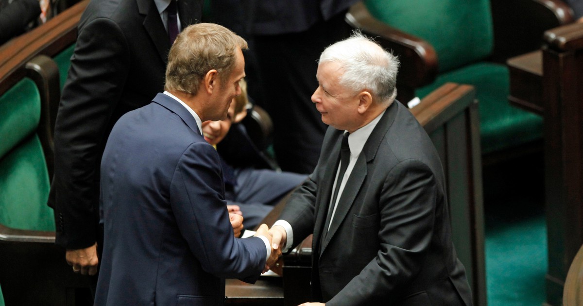 Robiła politykę z prezesem Kaczyńskim, dziś robi z premierem Tuskiem. Porównuje szefów