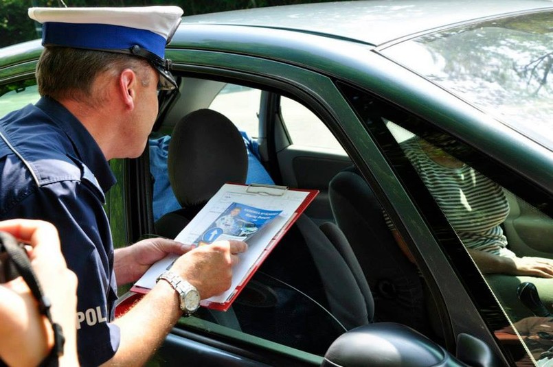 Nietypowa akcja-prowokacja została przeprowadzona przez policjantów drogówki z Komend Wojewódzkiej i Miejskiej Policji w Katowicach. Pomocy mundurowym udzielili zarządca ulic i mostów w Katowicach, a także kierowca wyścigowy Maciej Dreszer, który obecnie rywalizuje w pucharze Volkswagen Castrol Cup. Na czym polegał pomysł?