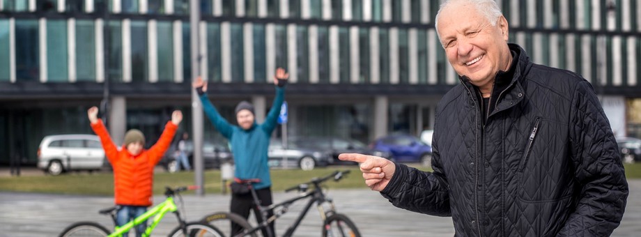 Prezes 2Riders Marek Kukuryka może pochwalić się wyjątkowo bogatym doświadczeniem zawodowym. Karierę rozpoczynał w latach 80. jako dziennikarz, jednak już w wolnej Polsce związał się z biznesem. Przez lata zarządzał wieloma firmami, w dużej mierze z sektora sci-tech. Dziś stoi na czele zespołu, który opracował jedyny na świecie produkt dla miłośników rodzinnego kolarstwa