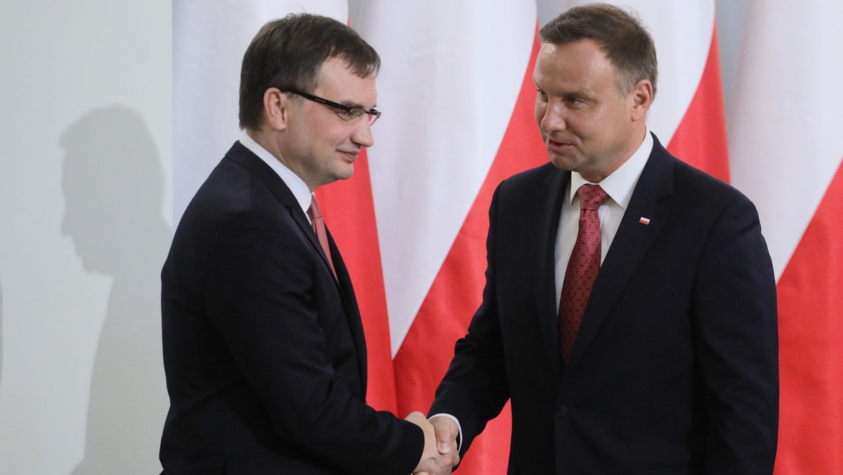 Prezydent Andrzej Duda oraz minister sprawiedliwości, prokurator generalny Zbigniew Ziobro po uroczystości w Pałacu Prezydenckim w Warszawie