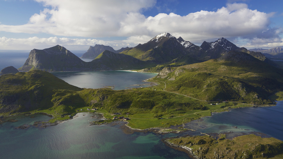 Według wstępnych szacunków wody wokół norweskiego archipelagu Lofotów kryją bogate złoża ropy naftowej o wartości 60 mld euro. Ostateczna decyzja o eksploatacji podmorskich złóż zapadnie po wrześniowych wyborach parlamentarnych. Politycy nie podzielają obaw ekologów, że odwierty mogą zrujnować wrażliwy ekosystem arktycznych wysp, jedno z największych tarlisk dorsza atlantyckiego.
