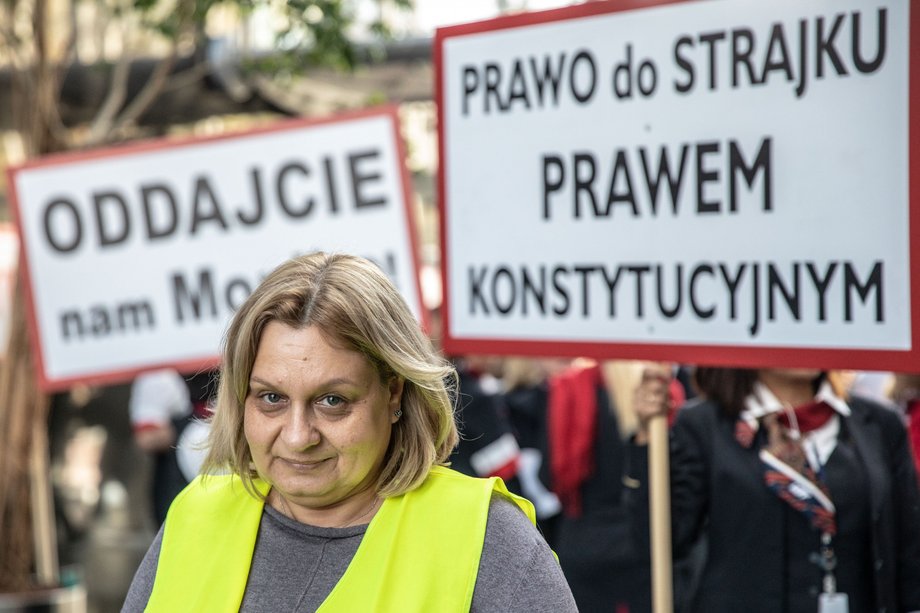 Stewardesa Monika Żelazik, przewodnicząca ZZ Personelu Pokładowego i Lotniczego, była liderką strajku w PLL LOT w 2018 roku. W jego trakcie została dyscyplinarnie zwolniona, wraz z 66 innymi pracownikami. Ich przywrócenie do pracy było jednym z postanowień porozumienia kończącego spór. 