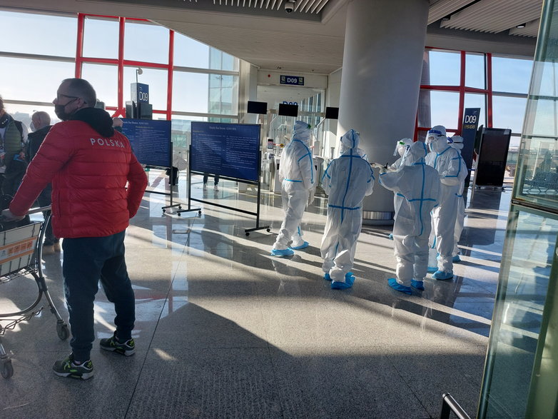 Chińczycy na lotnisku byli zabezpieczeni od stóp do głów