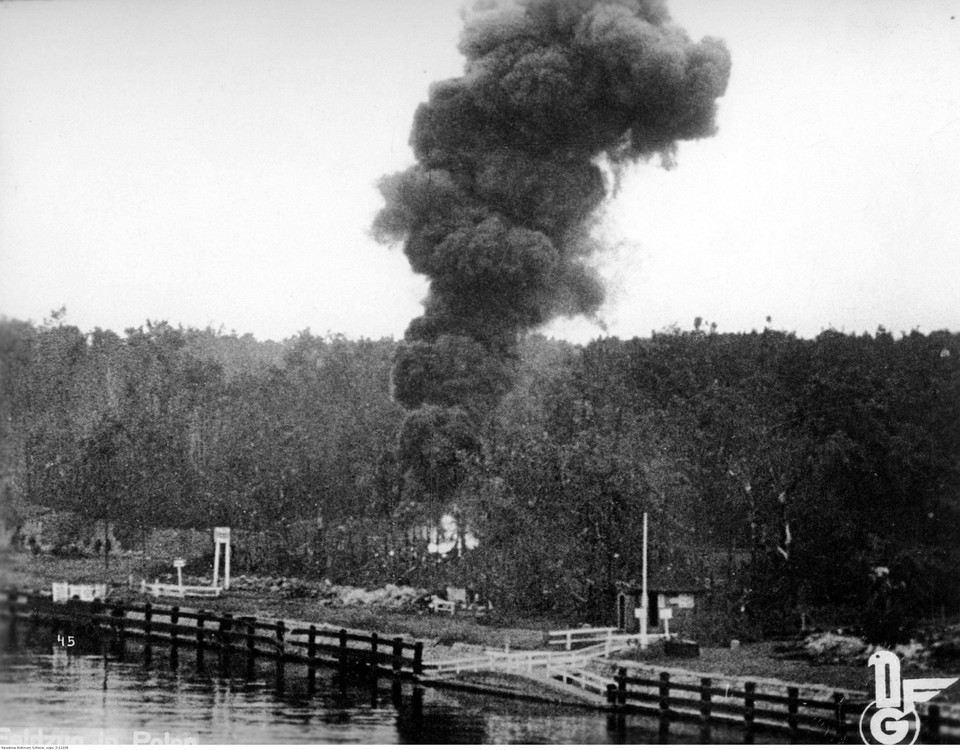 Płonący budynek na Westerplatte