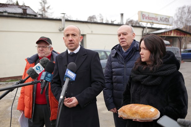 Przewodniczący KP KO Borys Budka (2L), poseł KO Krzysztof Gadowski (2P) oraz właściciele piekarni "Agata" Danuta Gniado (P) i Mirosław Gniado (L) podczas konferencji prasowej przed piekarnią